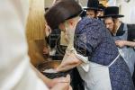  בילדער גאלערי: פסח בחצר הקודש באבוב 