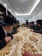 מסיבת לחיים אין שטוב פון כ"ק אדמו"ר מסאטמאר שליט"א אין קרית יטב לב, לרגל דאס אפקויף פון די שם הבנין פונעם נייעם פראכטפולן הצלה גאראדזש אין שטאט
