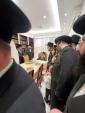 מסיבת לחיים אין שטוב פון כ"ק אדמו"ר מסאטמאר שליט"א אין קרית יטב לב, לרגל דאס אפקויף פון די שם הבנין פונעם נייעם פראכטפולן הצלה גאראדזש אין שטאט