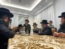 מסיבת לחיים אין שטוב פון כ"ק אדמו"ר מסאטמאר שליט"א אין קרית יטב לב, לרגל דאס אפקויף פון די שם הבנין פונעם נייעם פראכטפולן הצלה גאראדזש אין שטאט