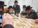 מסיבת לחיים אין שטוב פון כ"ק אדמו"ר מסאטמאר שליט"א אין קרית יטב לב, לרגל דאס אפקויף פון די שם הבנין פונעם נייעם פראכטפולן הצלה גאראדזש אין שטאט