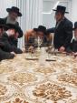 מסיבת לחיים אין שטוב פון כ"ק אדמו"ר מסאטמאר שליט"א אין קרית יטב לב, לרגל דאס אפקויף פון די שם הבנין פונעם נייעם פראכטפולן הצלה גאראדזש אין שטאט