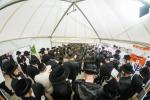 טויזענטער בילדער פונעם גרויסארטיגן יומא דהילולא אין קערעסטיר חלק א'