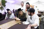 טויזענטער בילדער פונעם גרויסארטיגן יומא דהילולא אין קערעסטיר חלק א'
