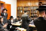 טויזענטער בילדער פונעם גרויסארטיגן יומא דהילולא אין קערעסטיר חלק א'
