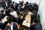 טויזענטער בילדער פונעם גרויסארטיגן יומא דהילולא אין קערעסטיר חלק א'