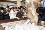 טויזענטער בילדער פונעם גרויסארטיגן יומא דהילולא אין קערעסטיר חלק א'