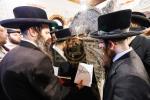 טויזענטער בילדער פונעם גרויסארטיגן יומא דהילולא אין קערעסטיר חלק א'
