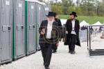 טויזענטער בילדער פונעם גרויסארטיגן יומא דהילולא אין קערעסטיר חלק א'