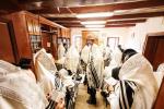 טויזענטער בילדער פונעם גרויסארטיגן יומא דהילולא אין קערעסטיר חלק א'
