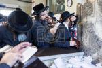 טויזענטער בילדער פונעם גרויסארטיגן יומא דהילולא אין קערעסטיר חלק א'