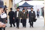 טויזענטער בילדער פונעם גרויסארטיגן יומא דהילולא אין קערעסטיר חלק א'