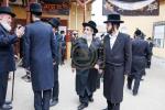 טויזענטער בילדער פונעם גרויסארטיגן יומא דהילולא אין קערעסטיר חלק א'