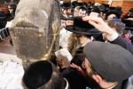 טויזענטער בילדער פונעם גרויסארטיגן יומא דהילולא אין קערעסטיר חלק א'