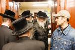 טויזענטער בילדער פונעם גרויסארטיגן יומא דהילולא אין קערעסטיר חלק א'