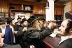 טויזענטער בילדער פונעם גרויסארטיגן יומא דהילולא אין קערעסטיר חלק א'