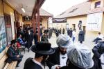 טויזענטער בילדער פונעם גרויסארטיגן יומא דהילולא אין קערעסטיר חלק א'