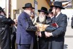 טויזענטער בילדער פונעם גרויסארטיגן יומא דהילולא אין קערעסטיר חלק א'