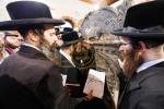 טויזענטער בילדער פונעם גרויסארטיגן יומא דהילולא אין קערעסטיר חלק א'