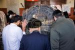 טויזענטער בילדער פונעם גרויסארטיגן יומא דהילולא אין קערעסטיר חלק א'