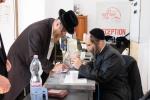 טויזענטער בילדער פונעם גרויסארטיגן יומא דהילולא אין קערעסטיר חלק א'