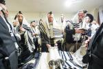 טויזענטער בילדער פונעם גרויסארטיגן יומא דהילולא אין קערעסטיר חלק א'