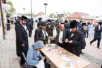 טויזענטער בילדער פונעם גרויסארטיגן יומא דהילולא אין קערעסטיר חלק א'