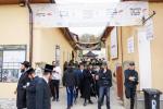 טויזענטער בילדער פונעם גרויסארטיגן יומא דהילולא אין קערעסטיר חלק א'