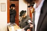 טויזענטער בילדער פונעם גרויסארטיגן יומא דהילולא אין קערעסטיר חלק א'