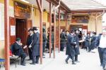 טויזענטער בילדער פונעם גרויסארטיגן יומא דהילולא אין קערעסטיר חלק א'
