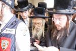 טויזענטער בילדער פונעם גרויסארטיגן יומא דהילולא אין קערעסטיר חלק א'