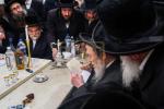 Main image for געשעענישן בחצר הקודש פאפא