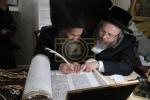 הכנסת ספר תורה לבית המדרש הגדול דסאטמאר ע"י משפחת הרב החסיד ר' אריה לייביש טייטלבוים ז"ל 