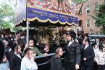 הכנסת ספר תורה לבית המדרש הגדול דסאטמאר ע"י משפחת הרב החסיד ר' אריה לייביש טייטלבוים ז"ל 