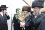 הכנסת ספר תורה לבית המדרש הגדול דסאטמאר ע"י משפחת הרב החסיד ר' אריה לייביש טייטלבוים ז"ל 