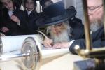 הכנסת ספר תורה לבית המדרש הגדול דסאטמאר ע"י משפחת הרב החסיד ר' אריה לייביש טייטלבוים ז"ל 