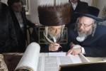 הכנסת ספר תורה לבית המדרש הגדול דסאטמאר ע"י משפחת הרב החסיד ר' אריה לייביש טייטלבוים ז"ל 