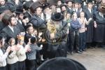 Main image for הכנסת ספר תורה לבית המדרש הגדול דסאטמאר ע"י משפחת הרב החסיד ר' אריה לייביש טייטלבוים ז"ל 