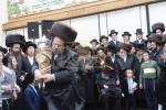 הכנסת ספר תורה לבית המדרש הגדול דסאטמאר ע"י משפחת הרב החסיד ר' אריה לייביש טייטלבוים ז"ל 