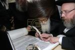 הכנסת ספר תורה לבית המדרש הגדול דסאטמאר ע"י משפחת הרב החסיד ר' אריה לייביש טייטלבוים ז"ל 