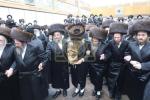הכנסת ספר תורה לבית המדרש הגדול דסאטמאר ע"י משפחת הרב החסיד ר' אריה לייביש טייטלבוים ז"ל 