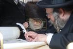 הכנסת ספר תורה לבית המדרש הגדול דסאטמאר ע"י משפחת הרב החסיד ר' אריה לייביש טייטלבוים ז"ל 