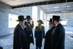 כ"ק מרן אדמו"ר מסאטמאר שליט"א באזוכט די בוי-אַרבעט פון נייעם גיגאַנטישן "בית רחל - בנין גאָלדבערגער" אין קרית יואל 