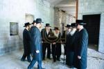 כ"ק מרן אדמו"ר מסאטמאר שליט"א באזוכט די בוי-אַרבעט פון נייעם גיגאַנטישן "בית רחל - בנין גאָלדבערגער" אין קרית יואל 