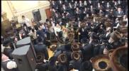 Main image for ערשטע בילדער און ווידעא: מעמד הכנסת ספר תורה אין בית המדרש צאנז קלויזענבורג אין וויליאמסבורג 
