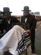 Main image for הרה"צ רבי צבי מאיר זילבערבערג שליט"א ארומגענומען מיט א טלית אין לופטפעלד 