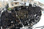 פולע גאלערי: מעמד הכנסת ספר תורה דורך קהילת וויזניץ אין בני ברק 