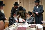 כ"ק אדמו"ר מפינסק קארלין שליט"א באזוכט אין קרית יואל 