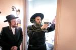 כ"ק אדמו"ר מסאטמאר שליט"א בקבועת מזוזה אין די נייע "שדכנים וועד" אפיס 