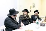 כ"ק אדמו"ר מסאטמאר שליט"א בקבועת מזוזה אין די נייע "שדכנים וועד" אפיס 